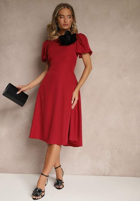 Bordowa Rozkloszowana Sukienka Vices Ozdobiona Odpinanym Kwiatem 3D Koleira