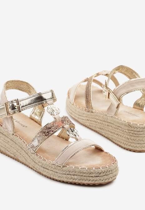 Beżowe Sandały z Metalowymi Ozdobami i Plecionką na Podeszwie Karauri