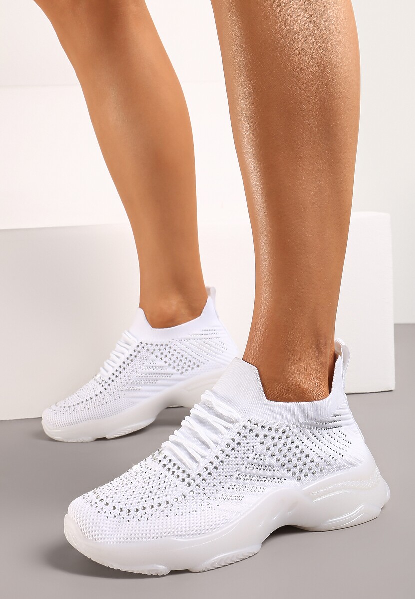 Białe Sneakersy na Płaskiej Podeszwie Ozdobione Cyrkoniami i Wykończone Perforacją Quilila