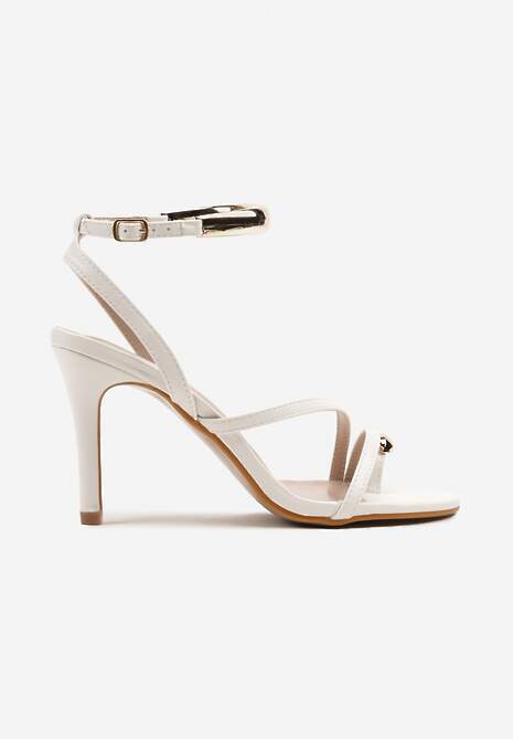 Białe Sandały na Szpilce Japonki Ozdobione Metalicznymi Aplikacjami Talimi