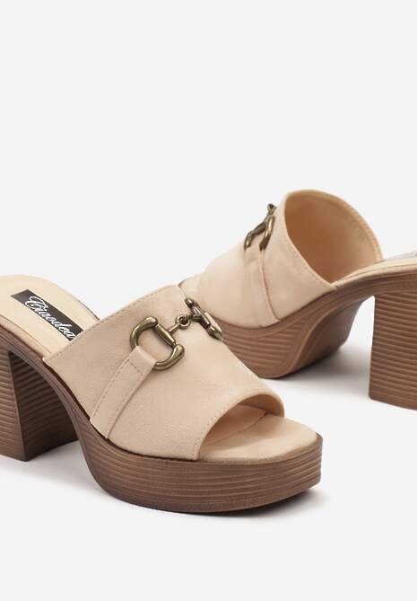 Beżowe Klapki na Słupku Ozdobione Paskiem z Metalową Klamrą Dimeeka