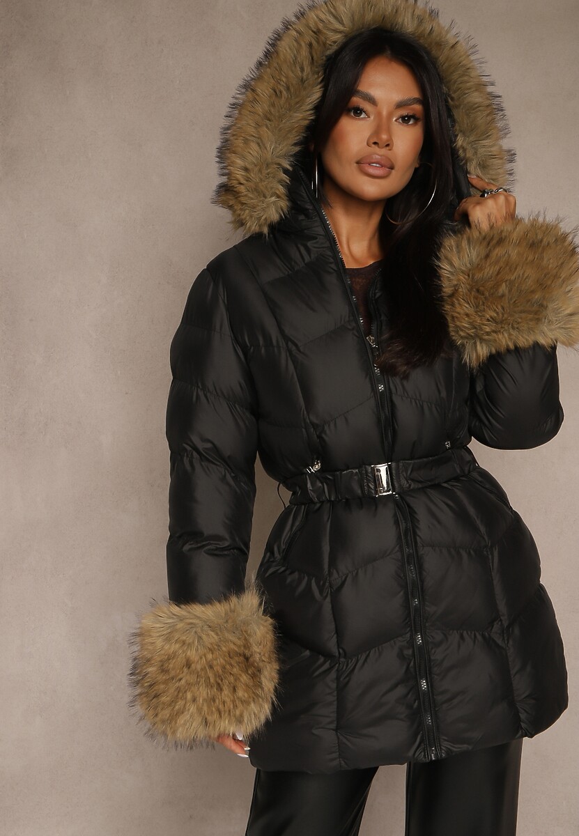 Czerwona Kurtka z Pikowanymi Przeszyciami Kapturem i Futrzanymi Wstawkami Olerrea