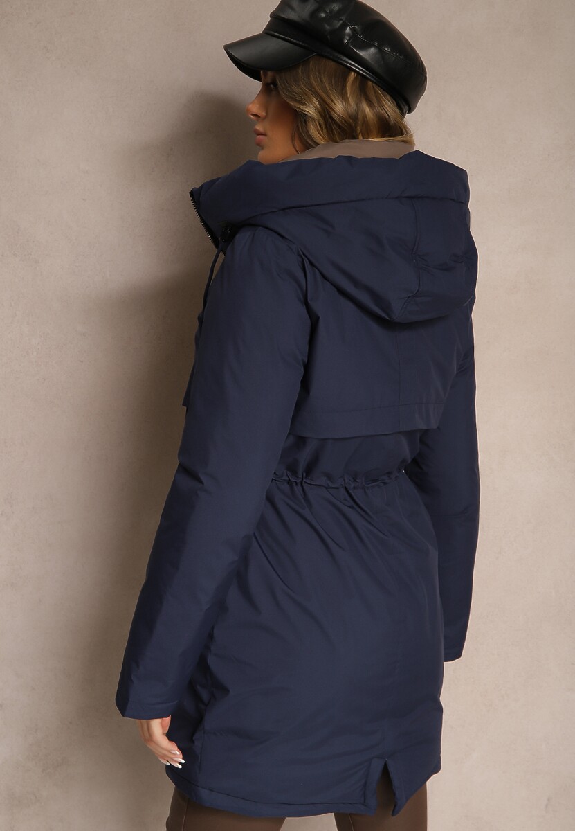 Granatowa Kurtka Parka ze Ściągaczami w Talii i Kapturem Zdobiona Zawieszką Zeriena