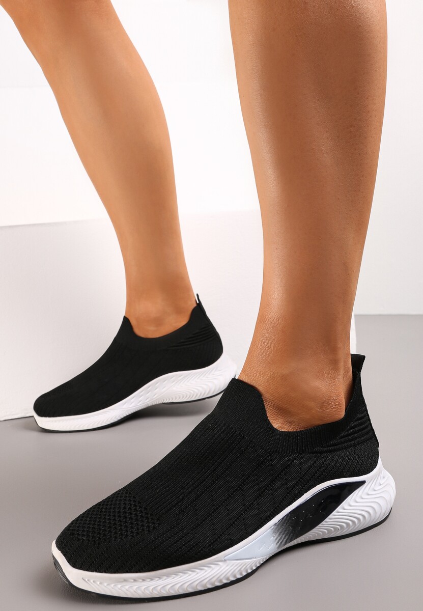 Czarne Buty Sportowe na Tłoczonej Podeszwie z Elastyczną Cholewką Taiden