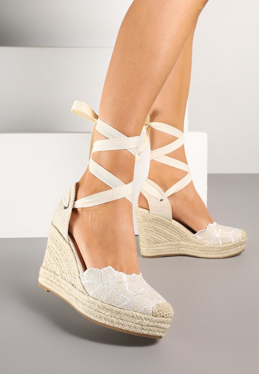 Czarne Sandały na Koturnie z Plecionki z Haftem i Ozdobnym Wiązaniem Mevolina