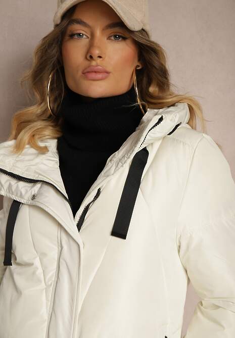 Biała Pudełkowa Kurtka o Długim Kroju z Pikowanymi Przeszyciami Kapturem i Kieszeniami Calatta