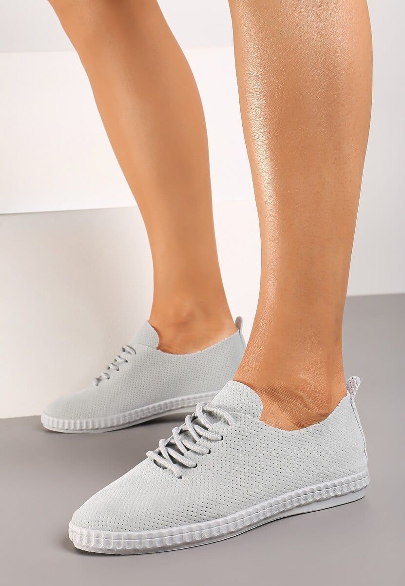 Jasnoniebieskie Krótkie Tenisówki z Perforacją i Klasycznym Sznurowaniem Viraga