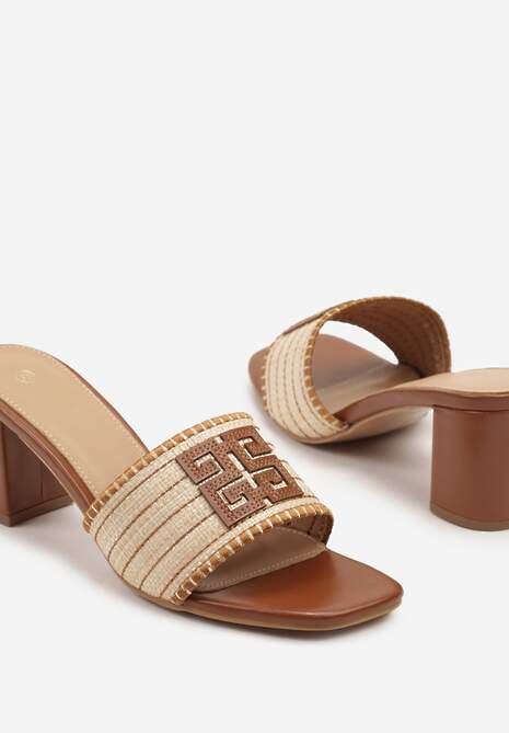 Brązowe Klapki na Słupku Ozdobione Geometryczną Aplikacją Mevillane