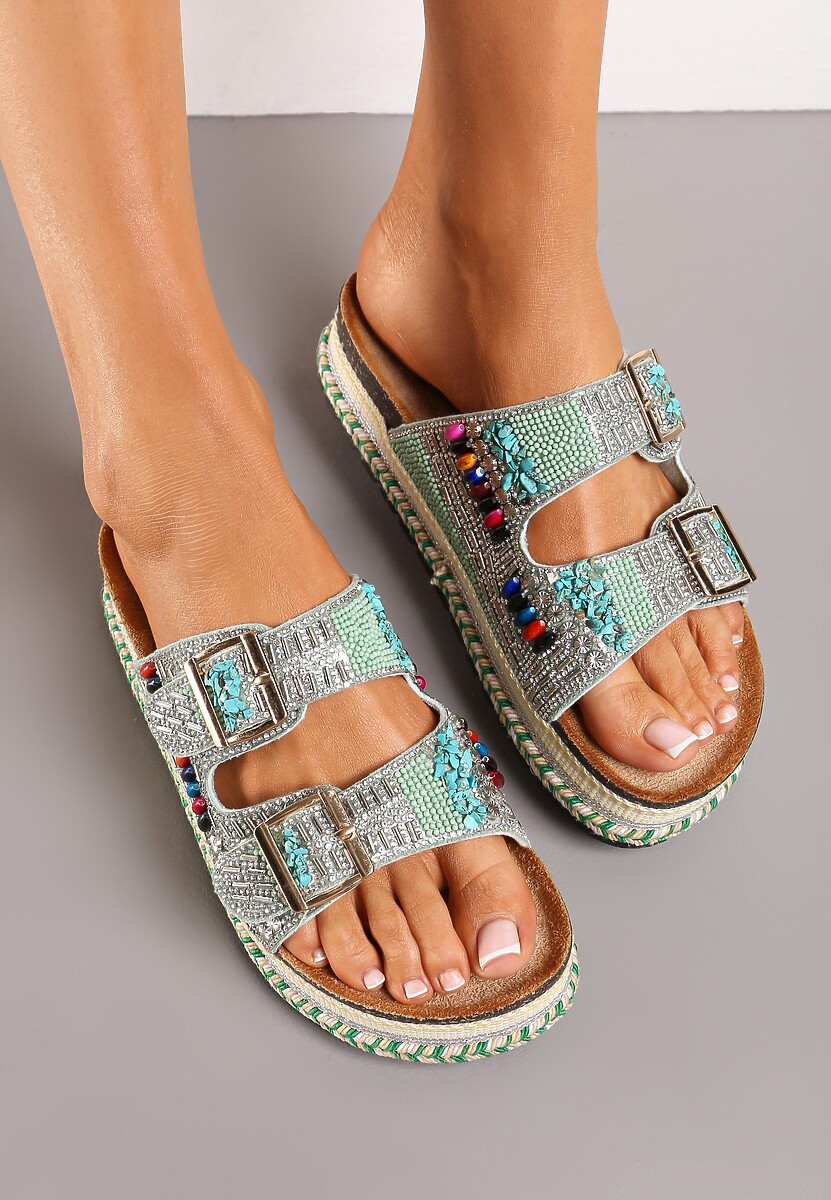 Zielone Klapki w Stylu Boho na Plecionej Platformie Wykończone Sprzączką i Cyrkoniami Antella