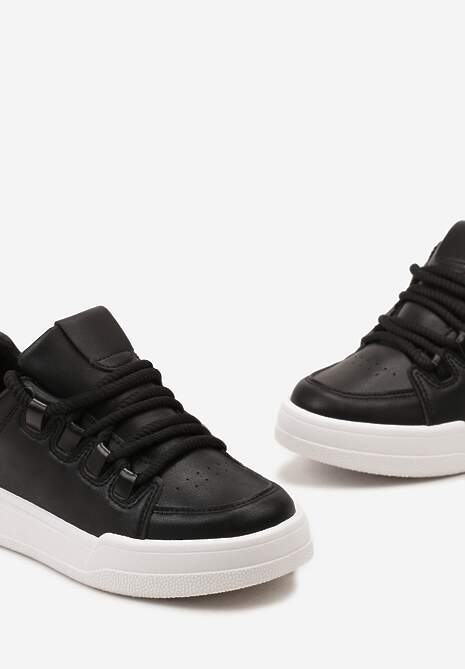 Czarne Sneakersy z Ozdobnymi Sznurówkami i Perforacją na Nosku Equita