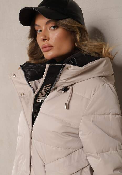 Beżowa Kurtka o Pikowanym Dłuższym Fasonie z Nieodpinanym Kapturem Luciandra