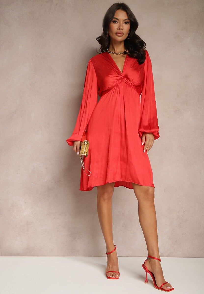 Czerwona Sukienka o Rozkloszowanym Kroju z Plisami i Marszczeniem Alaretia