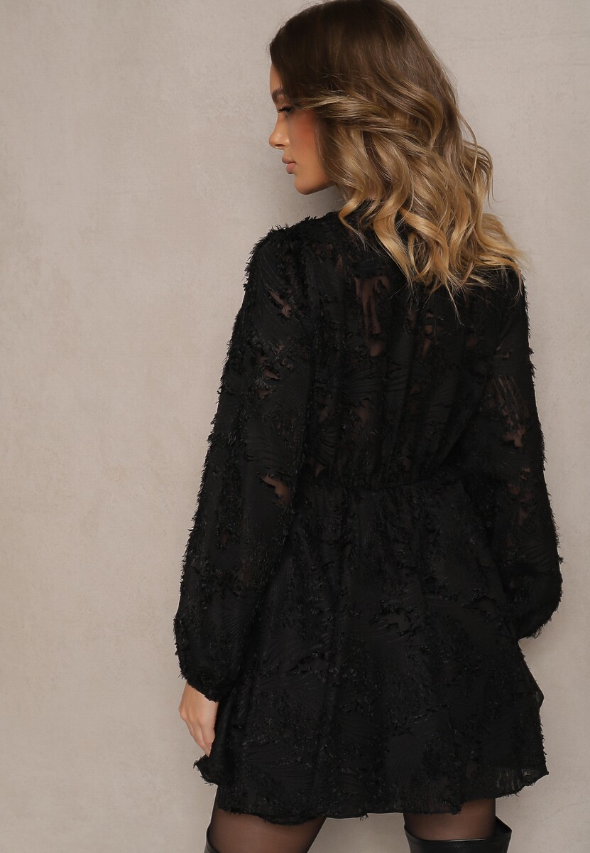 Czarna Sukienka Koktajlowa z Modnym Marszczeniem i Nitkami Gorena