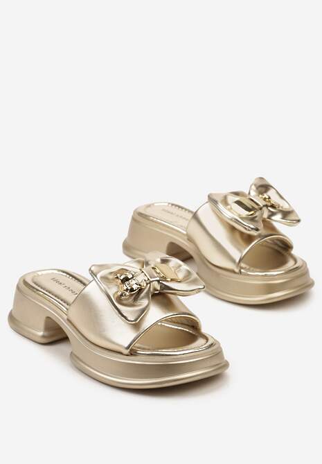 Złote Klapki na Niskiej Platformie z Wycięciem Ozdobione Kokardą i Metaliczną Aplikacją Horissa