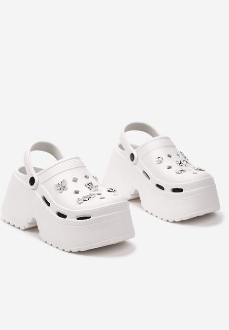 Białe Piankowe Klapki na Platformie z Paskiem na Piętę i Metalicznymi Ozdobami Whisella