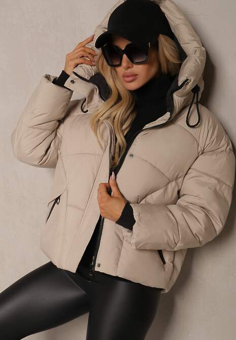 Beżowa Pudełkowa Kurtka z Pikowanymi Przeszyciami i Kapturem Zdobiona Ściągaczami Hedilea