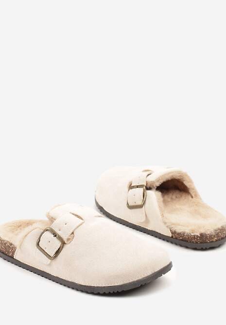 Beżowe Kapcie Typu Chodaki na Podeszwie z Korka Ozdobione Klamrą Alanelle