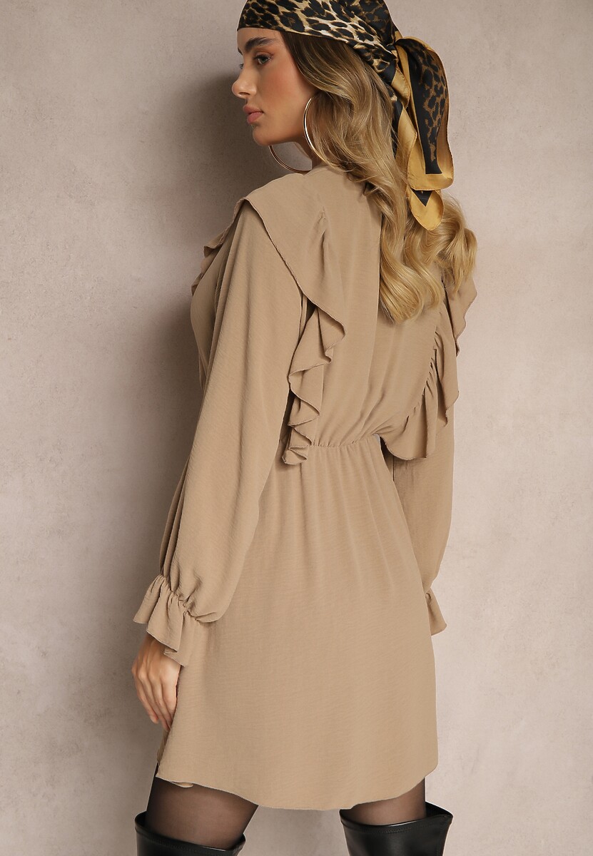 Ciemnobeżowa Kopertowa Sukienka z Żabotem Ozdobiona Falbankami Melosia