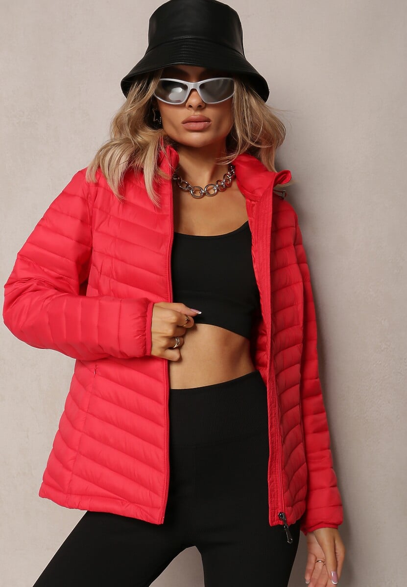 Czerwona Kurtka z Klasycznym Pikowaniem i Kapturem Vevlia