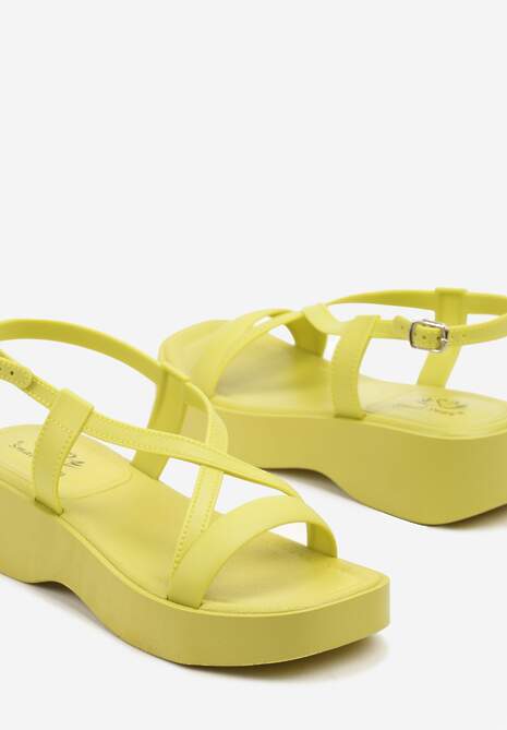 Jasnozielone Sandały na Niskiej Platformie z Paskami w Kształcie X Nusialia