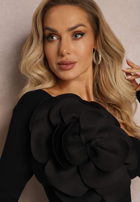 Czarna Bluzka z Wiskozy o Asymetrycznym Kroju z Aplikacją 3D z Kwiatem Cheleta