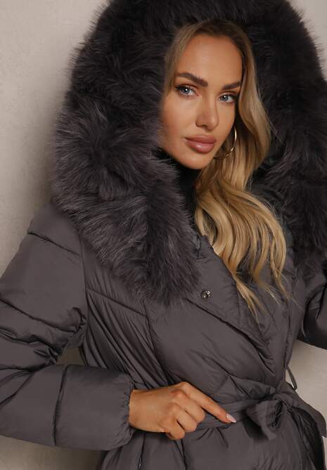 Ciemnoszara Długa Kurtka o Pikowanym Kroju z Kapturem i Odpinanym Futerkiem Ozdobiona Paskiem Vamimora