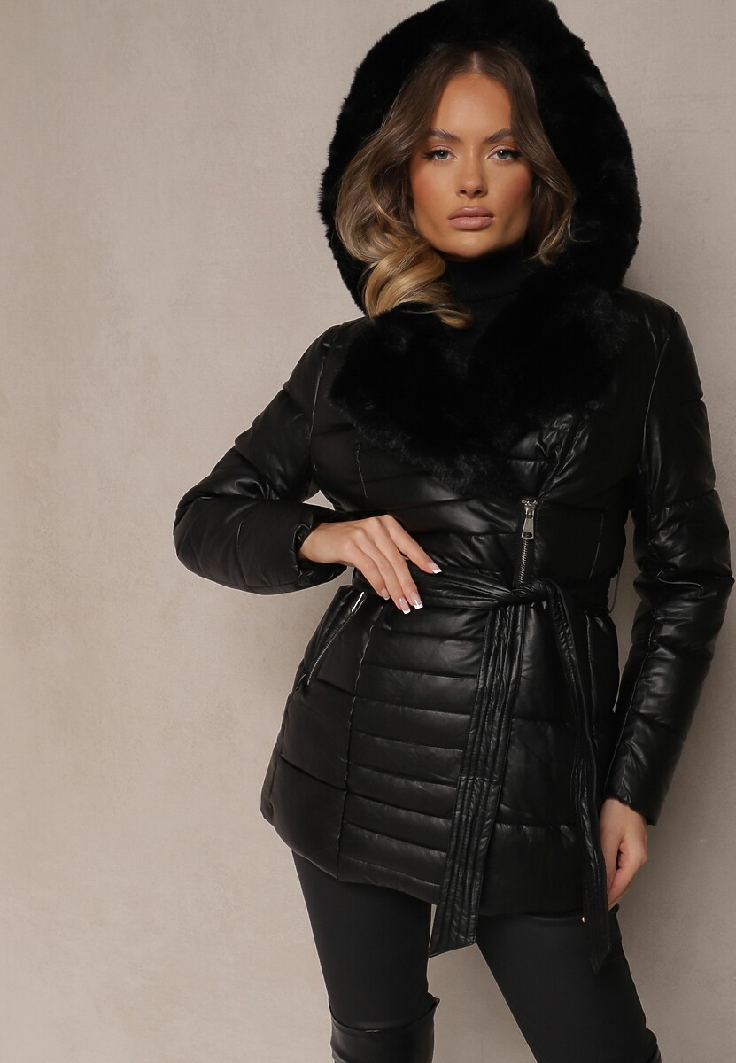 Czarna Kurtka Pikowana z Paskiem w Talii i Kapturem Ozdobiona Futerkiem Jeleti