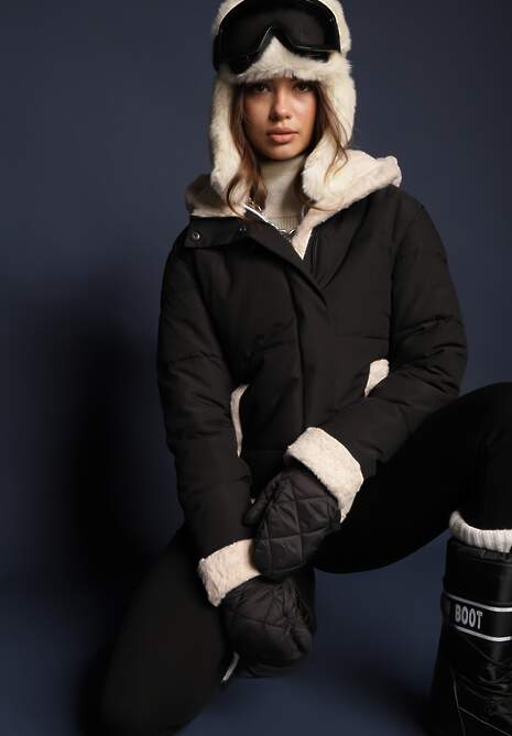 Czarna Futerkowa Kurtka z Kapturem Zdobiona Pikowanym Przeszyciem Ettalia