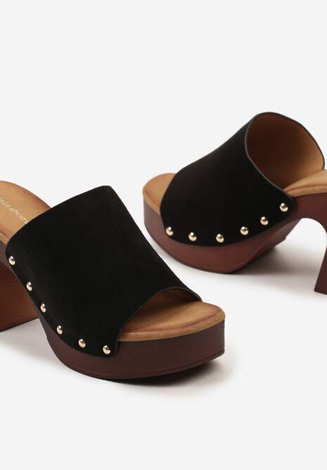 Czarne Wsuwane Klapki Typu Chodaki z Ozdobnymi Nitami Landoresa