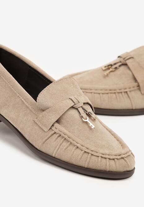 Beżowe Mokasyny z Metaliczną Ozdobą i Przeszyciami Piemarie