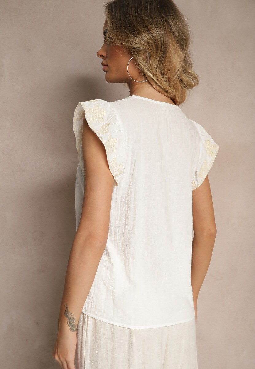 Biała Bawełniana Bluzka z Falbanką Przy Ramionach Ozdobioną Haftem Helabina
