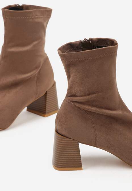 Ciemnobeżowe Botki Vices na Stożku z Noskiem o Kwadratowym Kształcie Amiste