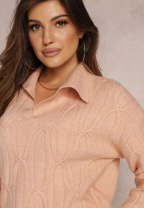 Jasnoóżowy Sweter z Dekoltem w Serek i Ozdobnym Splotem Travissa