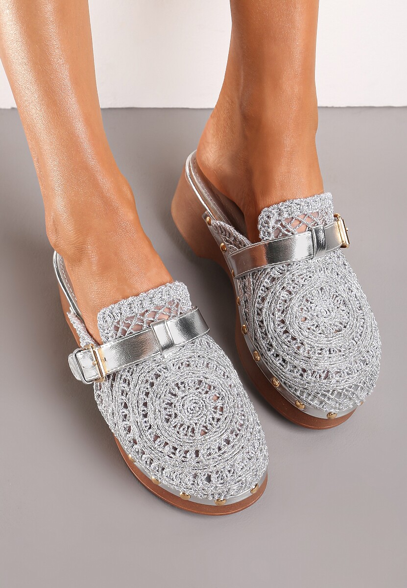 Srebrne Klapki w Stylu Chodaków z Ażurową Cholewką na Słupku i Platformie Ozdobione Nitami Traivea