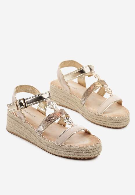 Beżowe Sandały z Metalowymi Ozdobami i Plecionką na Podeszwie Karauri