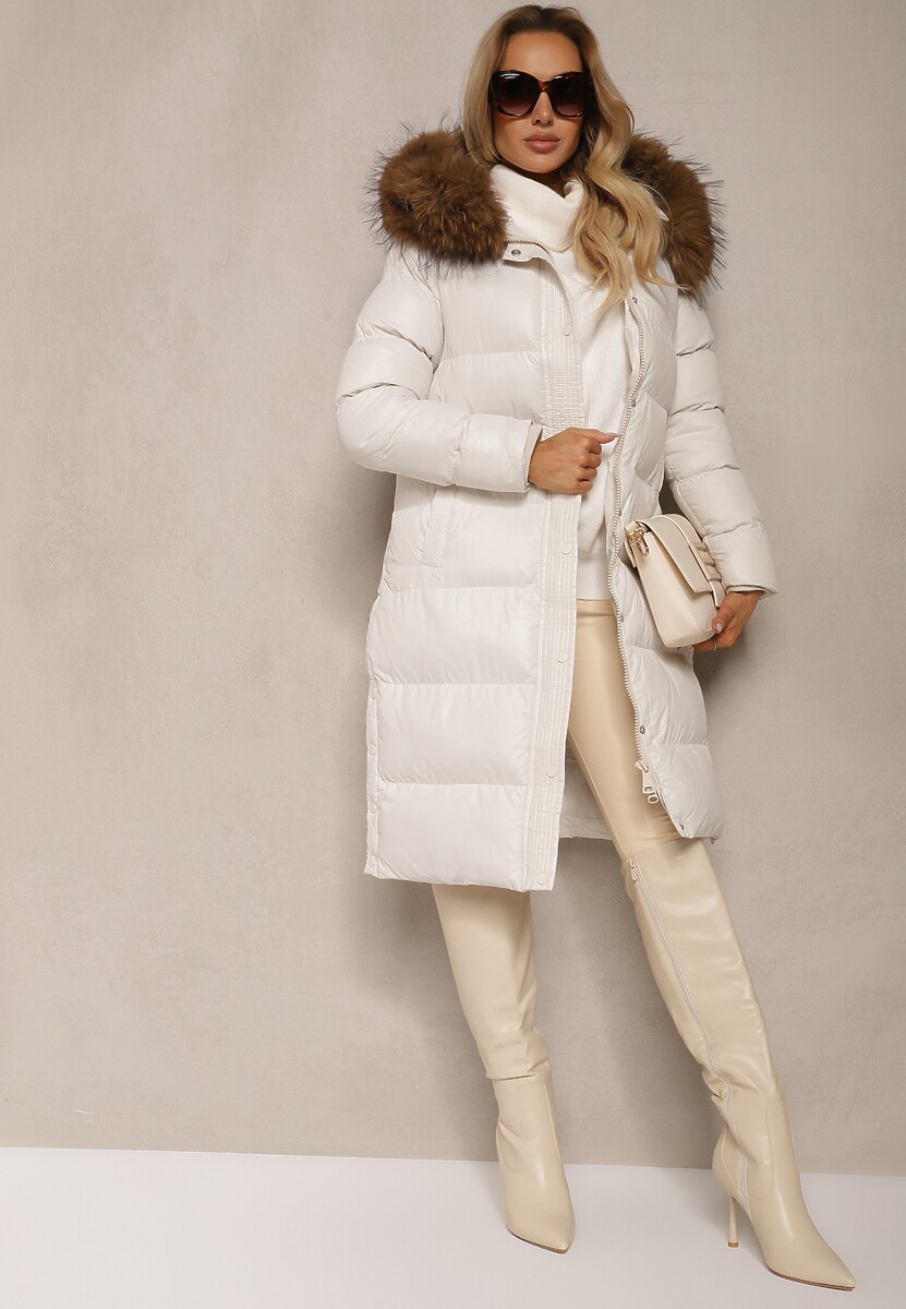 Biała Kurtka Pikowana o Długim Kroju z Kapturem Wiązana w Pasie z Odpinanym Futerkiem Phorira