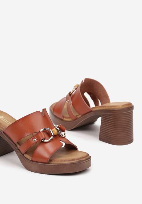 Brązowe Klapki na Słupku i Platformie Ozdobione Klamrą Elevelith