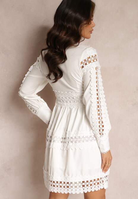 Biała Koronkowa Sukienka z Ozdobnym Dekoltem Sweeney