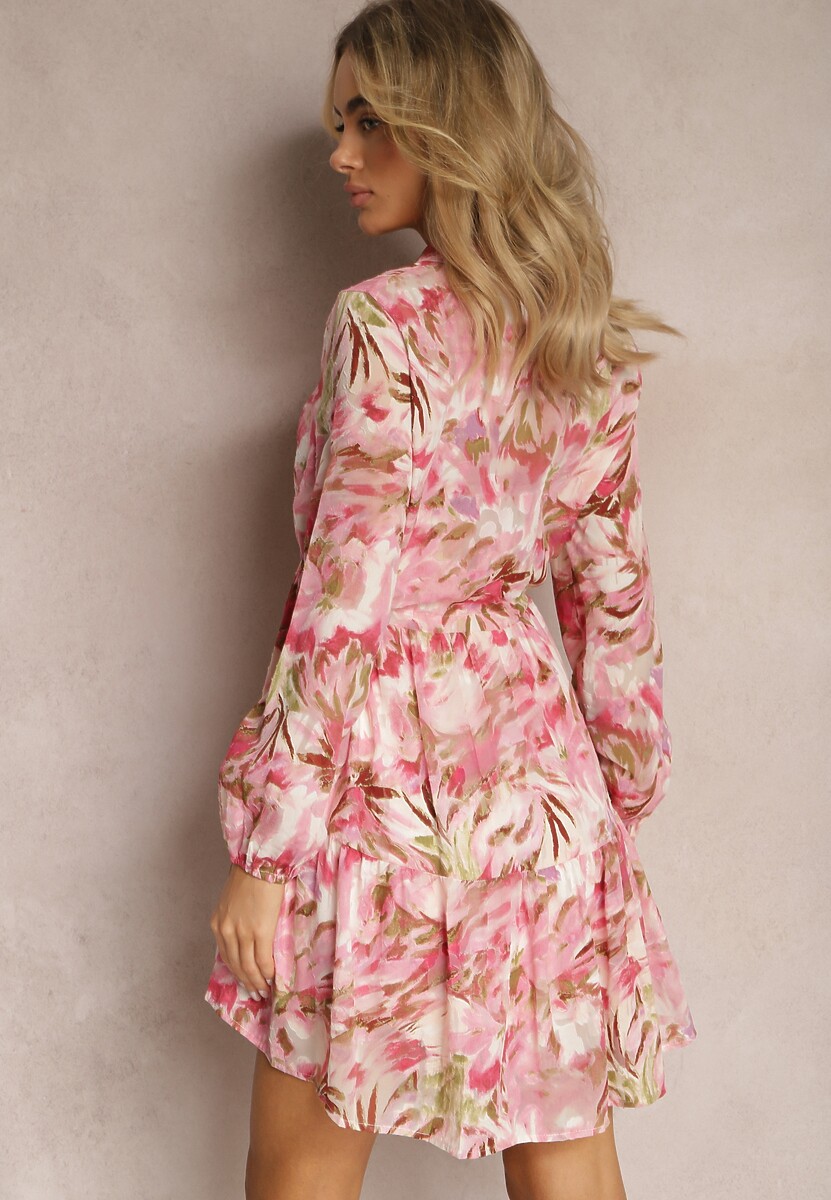 Różowa Sukienka Mini z Długimi Rękawami i Falbanką Ozdobiona Kwiatowym Wzorem Nadkira