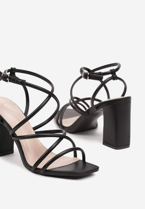 Czarne Sandały na Słupkowym Obcasie z Cienkimi Paseczkami Tinanique