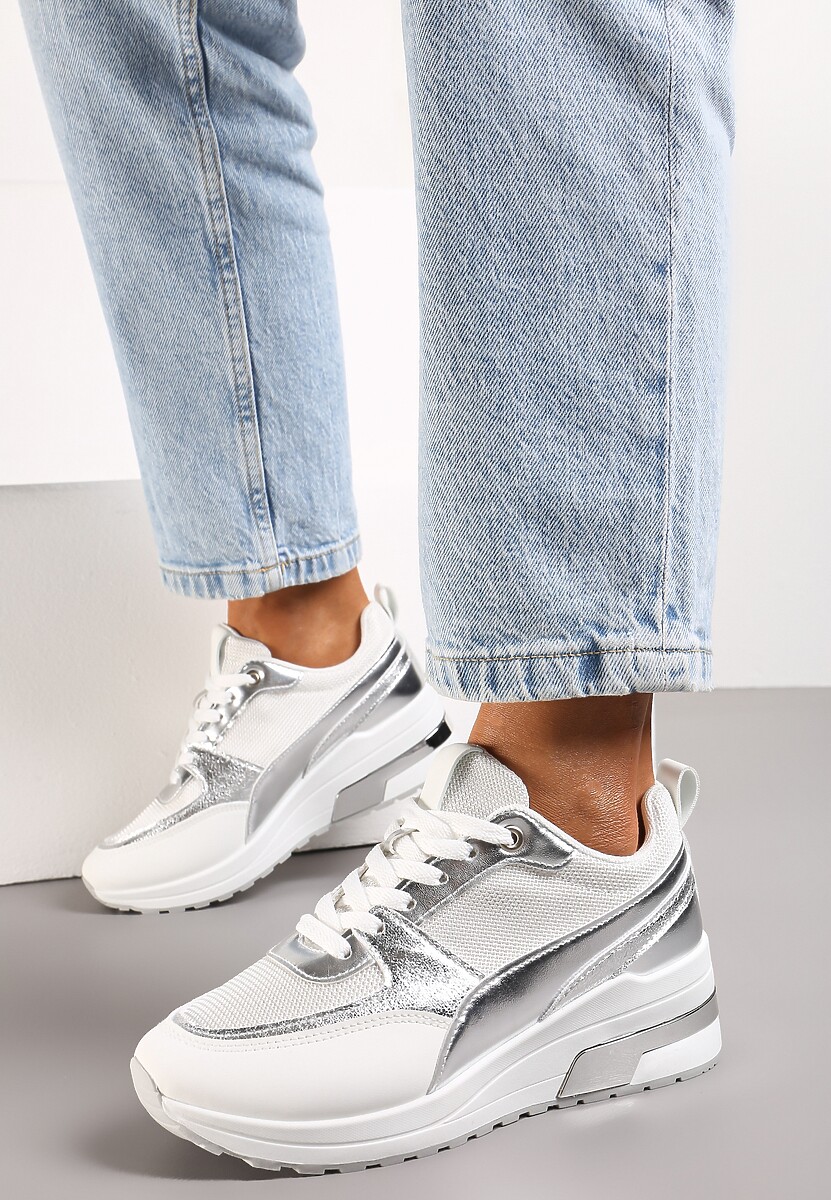 Biało-Srebrne Sneakersy na Niewysokim Koturnie z Metalicznymi Naszywkami Swerdia