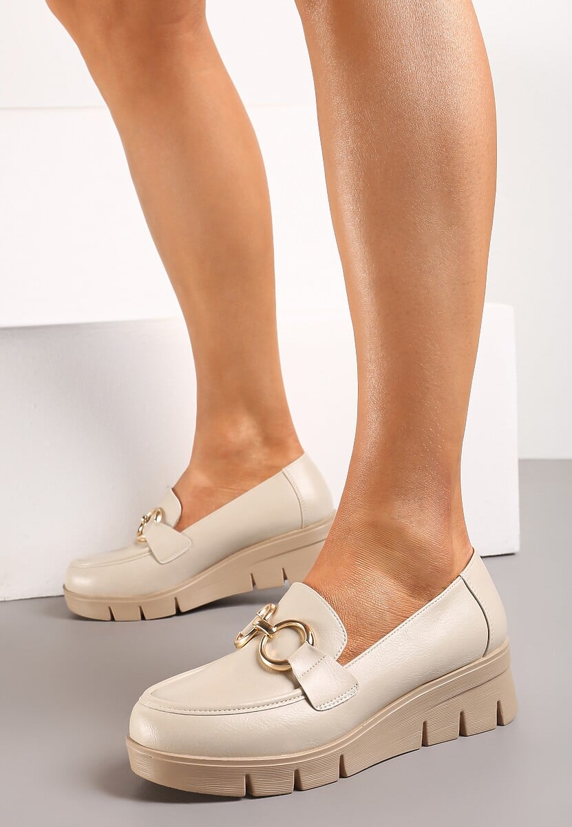 Beżowe Wsuwane Półbuty ze Skórzaną Wkładką na Koturnie z Ozdobną Klamrą Zanthia