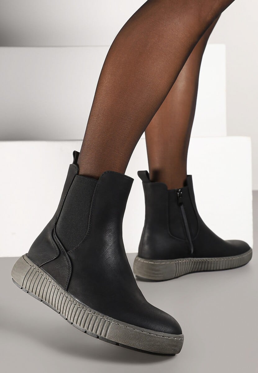 Czarne Botki Sztyblety na Płaskiej Podeszwie Ozdobionej Tłoczeniem Lemitana