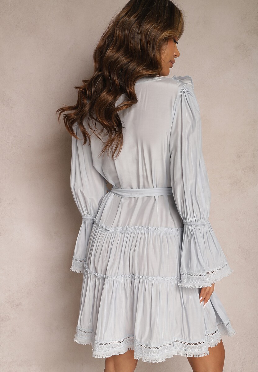 Niebieska Mini Sukienka o Rozkloszowanym Kroju z Falbankami i Materiałowym Paskiem w Talii Fiorfa