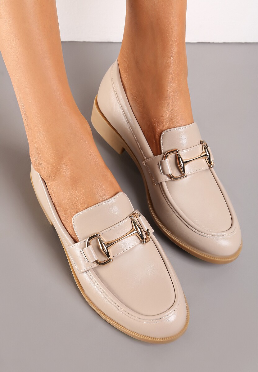 Beżowe Wsuwane Mokasyny Ozdobione Paskiem z Metalową Klamrą Tirnala