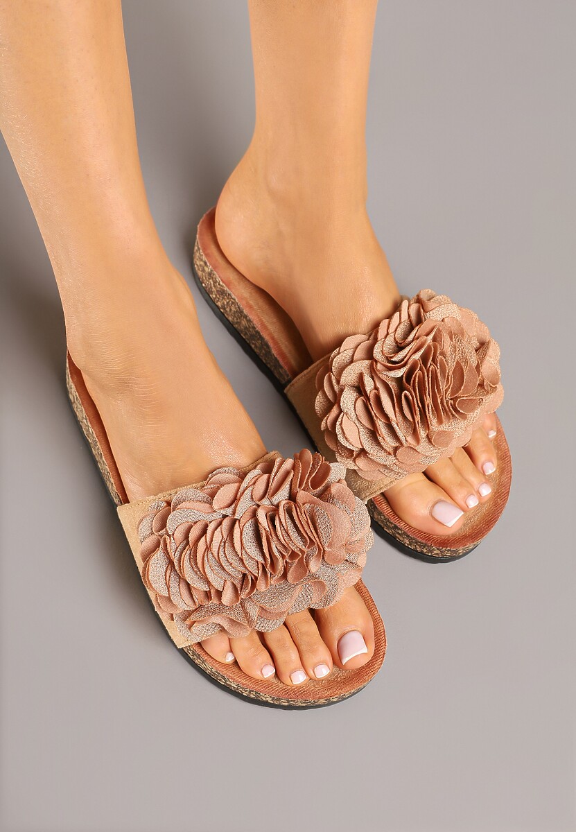 Ciemnobeżowe Klapki z Ozdobną Aplikacją w Kształcie Kwiatów Kinaiana