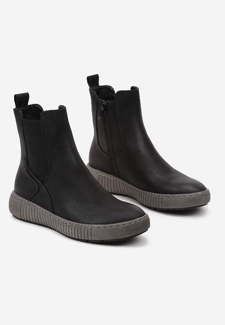 Czarne Botki Sztyblety na Płaskiej Podeszwie Ozdobionej Tłoczeniem Lemitana