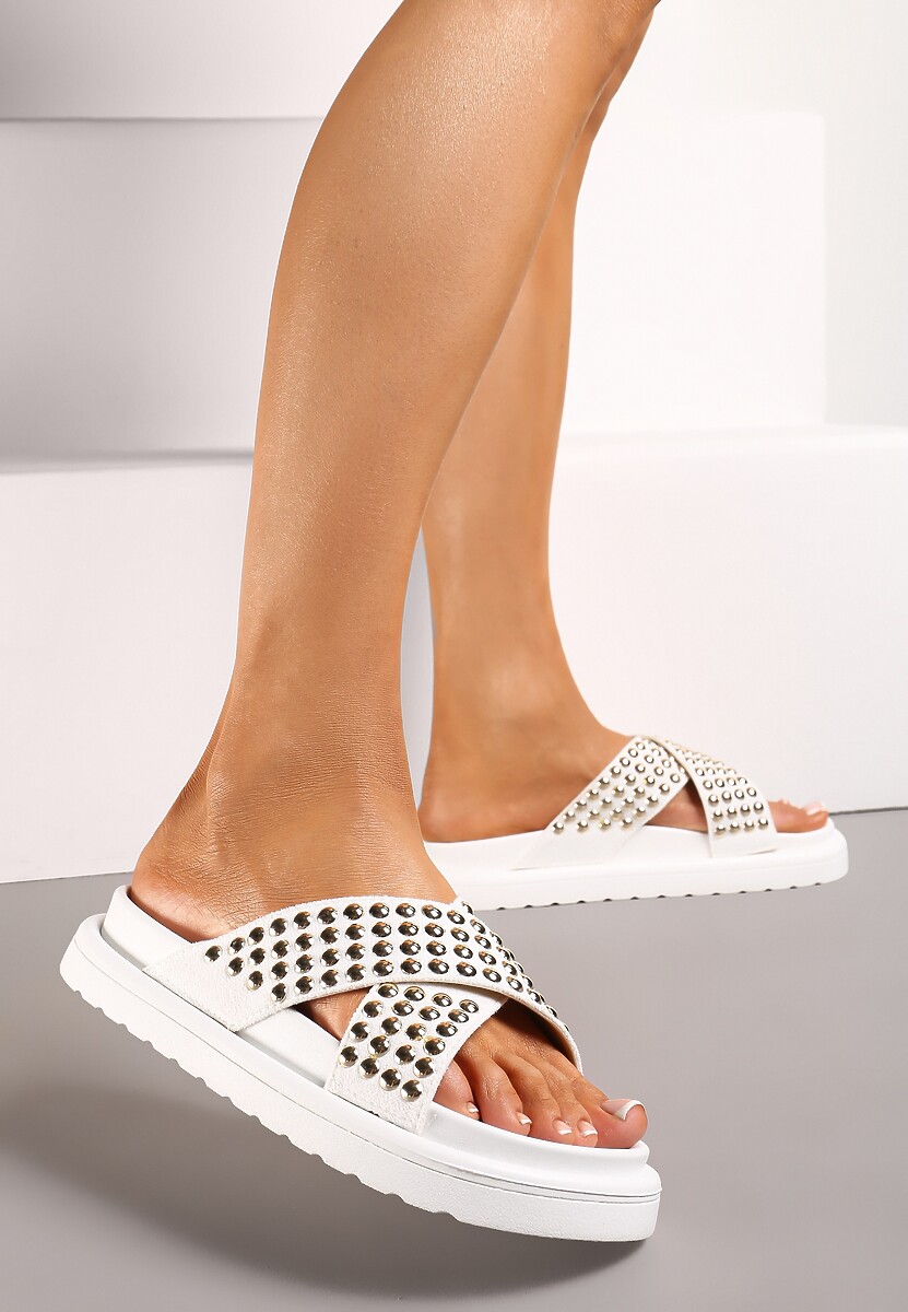 Białe Klapki z Nitami na Skrzyżowanych Paskach Vrinella