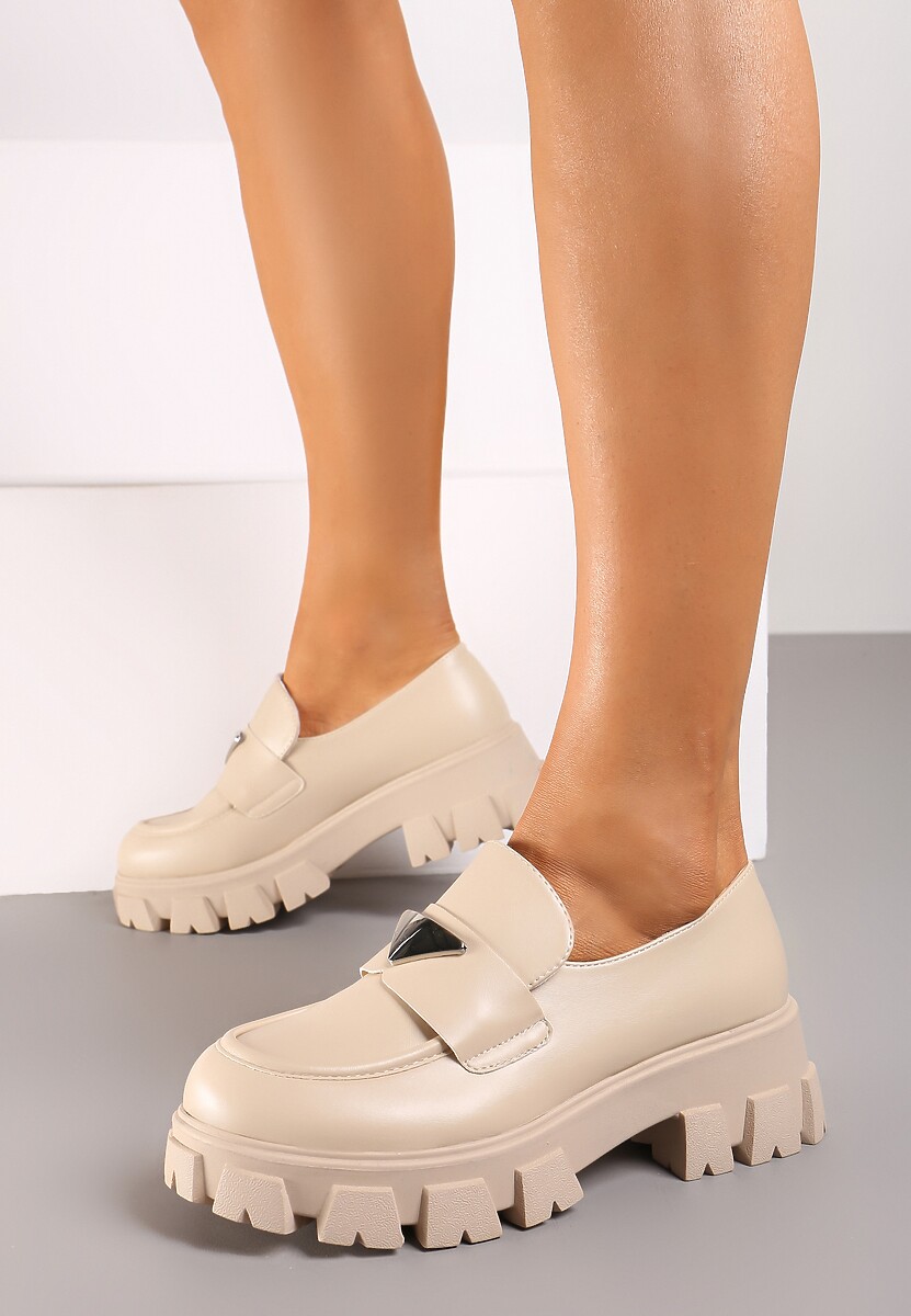 Beżowe Mokasyny na Platformie Ozdobione Metaliczną Aplikacją Arselena