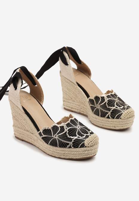 Czarne Sandały na Koturnie z Plecionki z Haftem i Ozdobnym Wiązaniem Mevolina